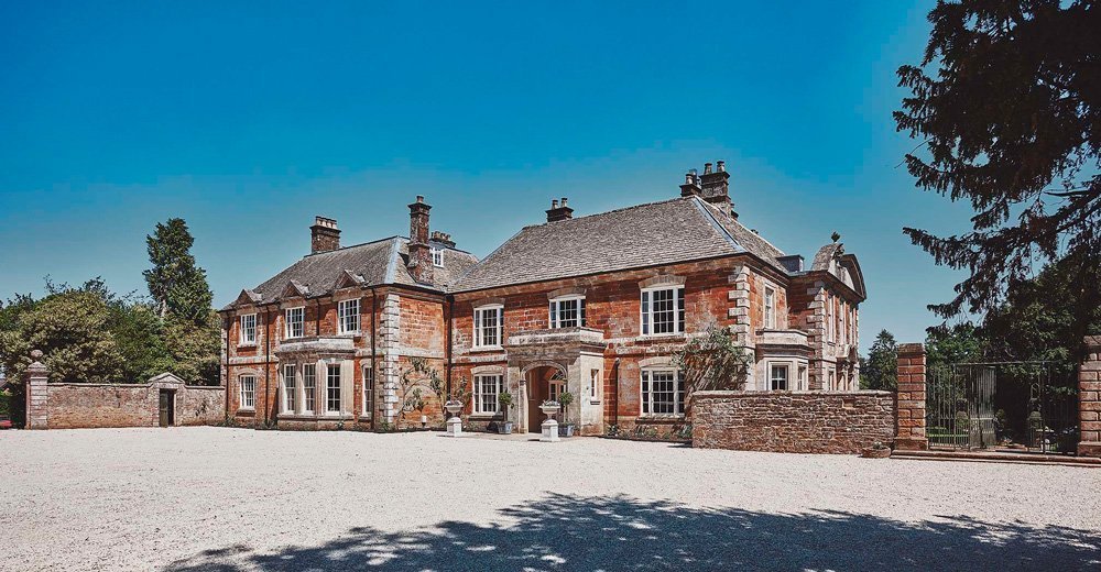 thorpemanorFrontofHouseopenasisWL80 Luxury Cotswold Rentals
