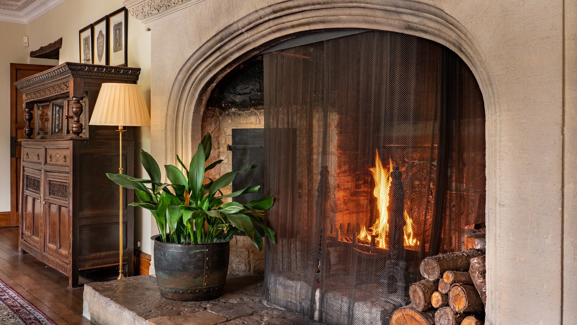 shiptoncourtdininghallopenfire Luxury Cotswold Rentals
