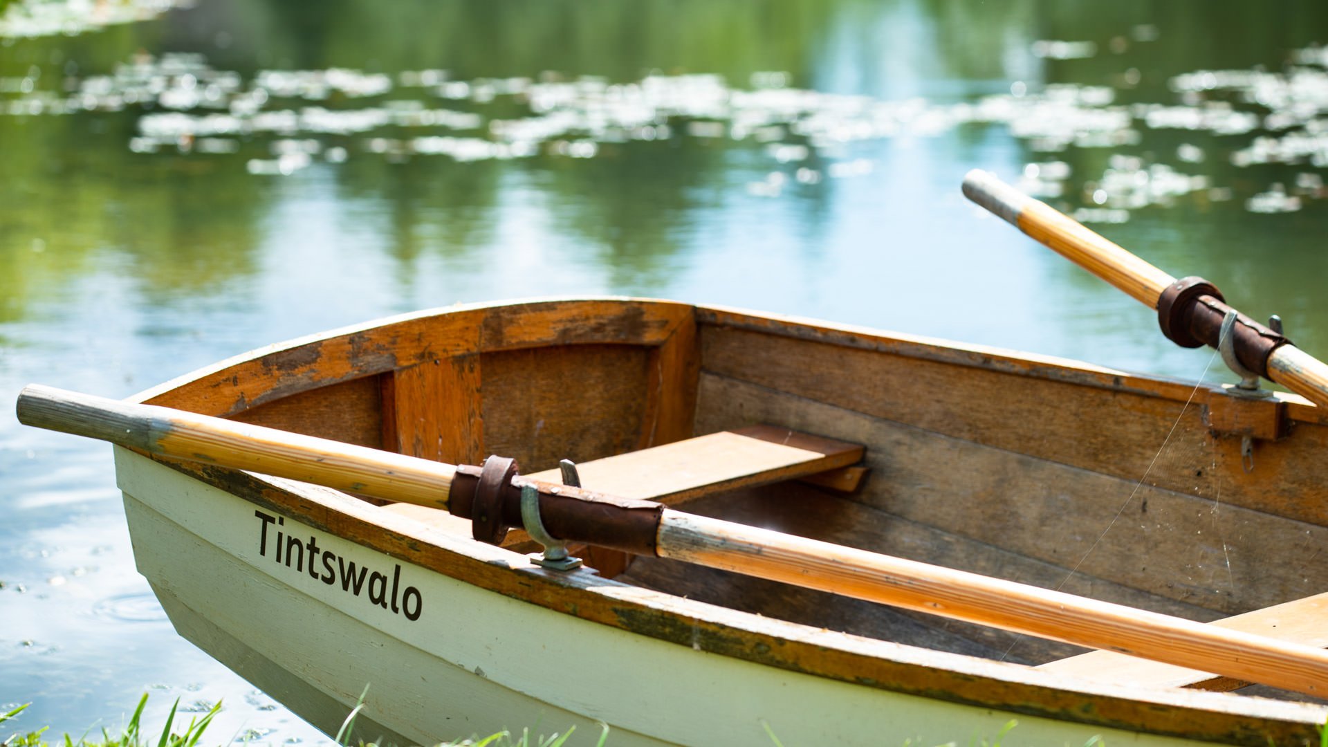 doverhillhouserowingboat Luxury Cotswold Rentals